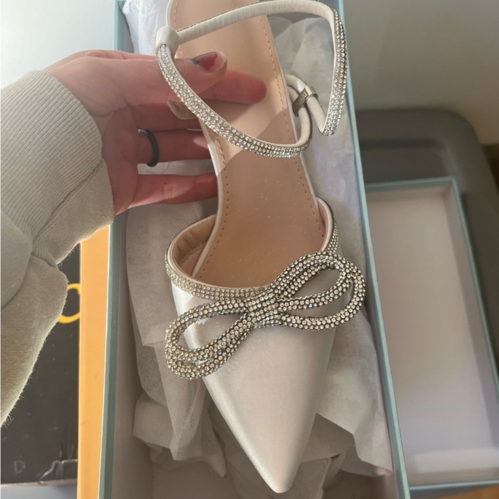 White/silver closed toe bow heel. New size 7. bride shoe